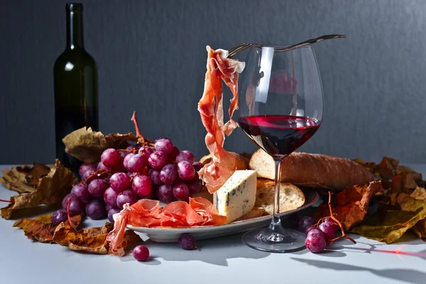 Jamón y vino tinto — Foto de Stock