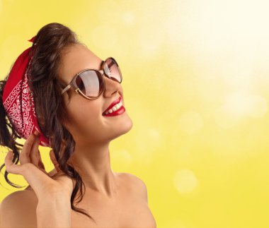  Güneş gözlüklü güzel kadın.