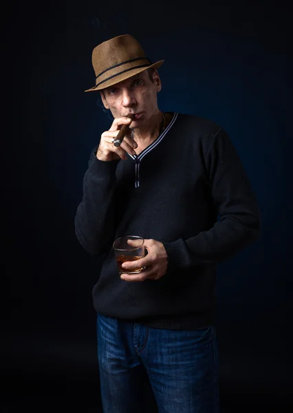 ชายที่มีซิการ์และวิสกี้ — ภาพถ่ายสต็อก