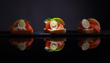 sandviç somon balığı, yumurta ve limon ile 