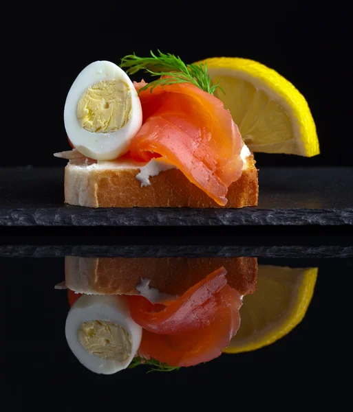 Sandviç somon balığı, yumurta ve limon ile — Stok fotoğraf