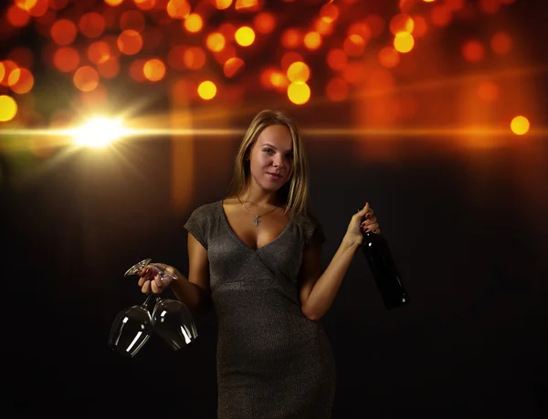 Ung vacker kvinna med rött vin — Stockfoto