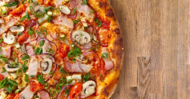 ahşap masa üzerinde mantarlı pizza