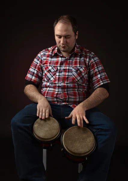 Musiker med bongo — Stockfoto