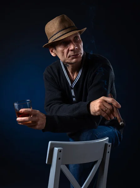 Man with cigar and whiskey — Stock Photo, Image