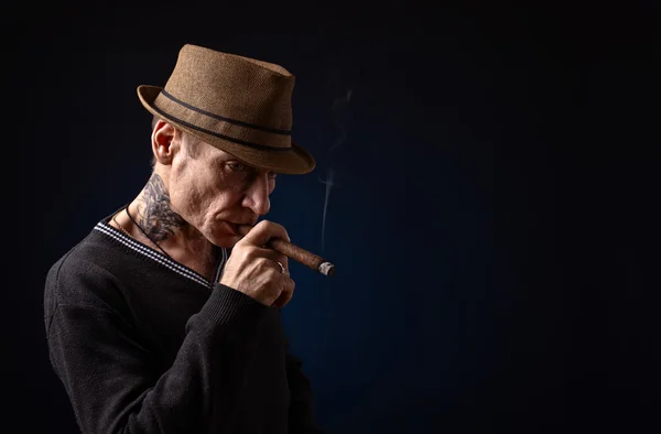 Anciano reflexivo con cigarro — Foto de Stock