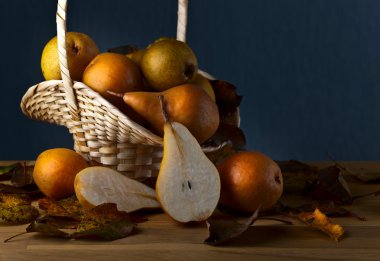  Armutlar ahşap masada.