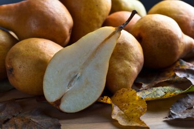  Armutlar ahşap masada.