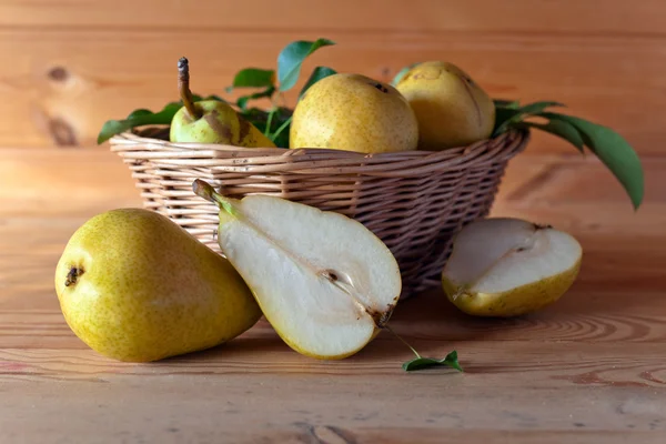 Poires jaunes sur table en bois — Photo