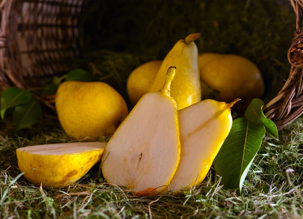 Gelbe Birnen auf Holztisch — Stockfoto