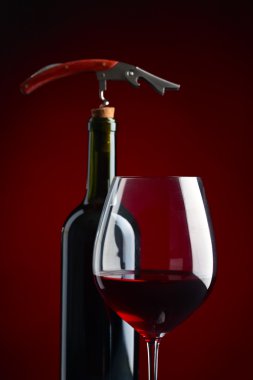 Kırmızı şaraplı bardak. 