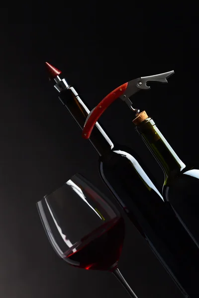 Červené víno a vývrtka — Stock fotografie