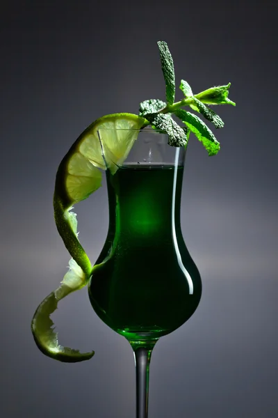 Cocktail au citron vert et menthe poivrée — Photo