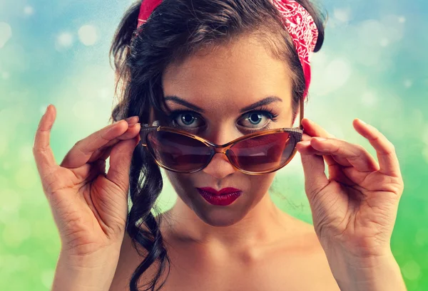 Krásná žena se slunečními brýlemi — Stock fotografie