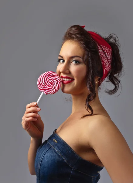 Młoda piękna kobieta z cukierków — Zdjęcie stockowe