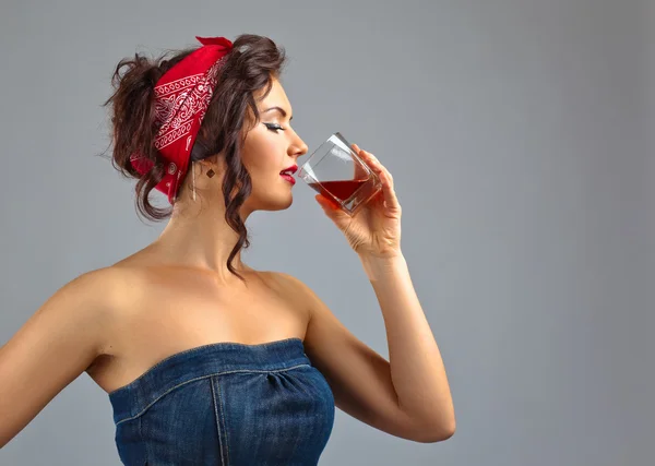 Женщина с виски — стоковое фото
