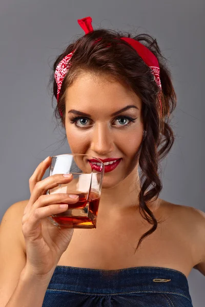 Kobieta z whisky — Zdjęcie stockowe