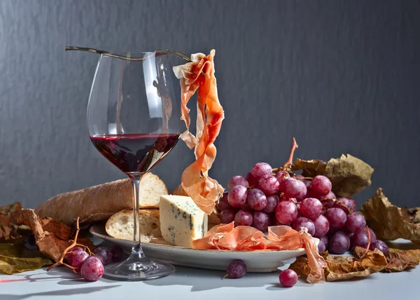 Jamon e vinho tinto — Fotografia de Stock