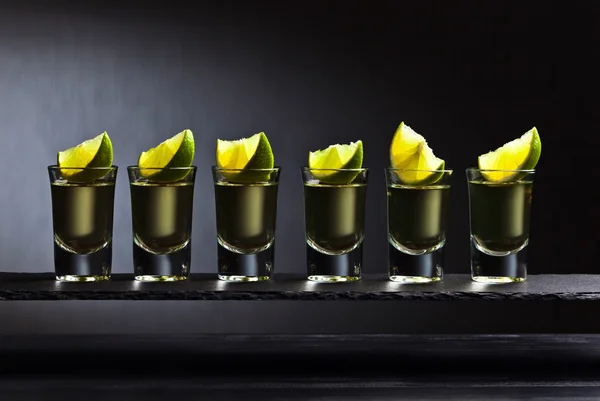 Gold Tequila mit Limette — Stockfoto
