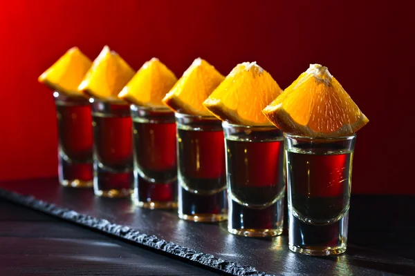 Tequila de ouro com laranja — Fotografia de Stock