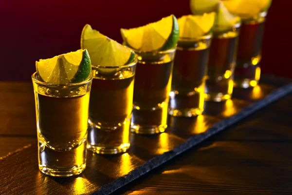 Guld tequila med lime — Stockfoto