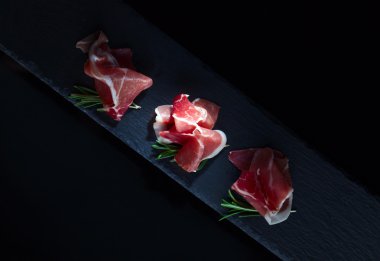 Jamon siyah bir zemin üzerine
