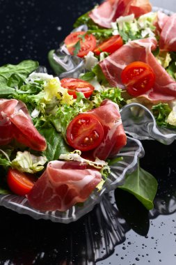 jamon ile yeşil salata 
