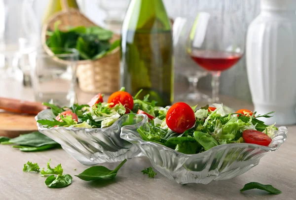 Веганский салат с помидорами, ругулой и шпинатом — стоковое фото