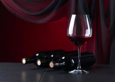  şişe ve bardak kırmızı şarap 