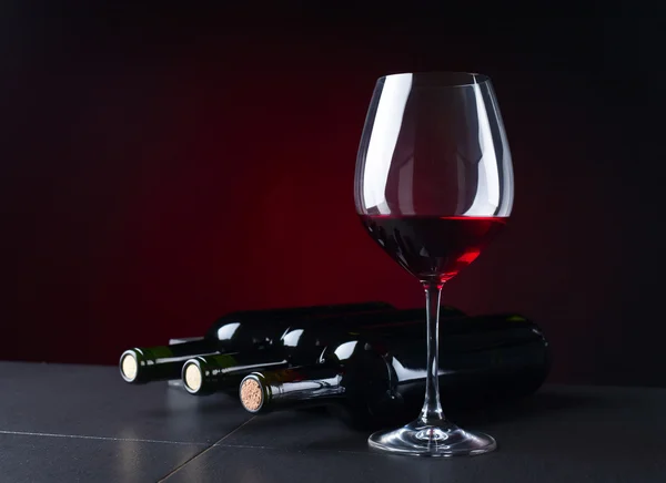 Flaschen und Glas Rotwein — Stockfoto