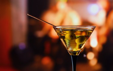 Martini ve yeşil zeytin