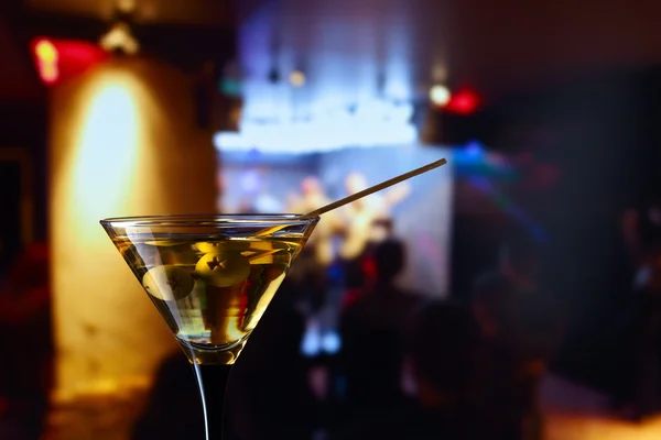 Glas met martini en groene olijven — Stockfoto
