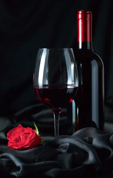 Rote Rose und Wein — Stockfoto