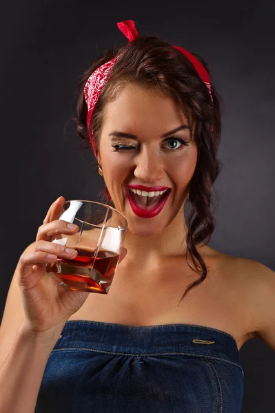 Vrouw met whisky — Stockfoto