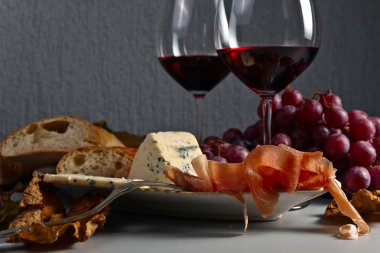 kırmızı şarap ve aperatifler