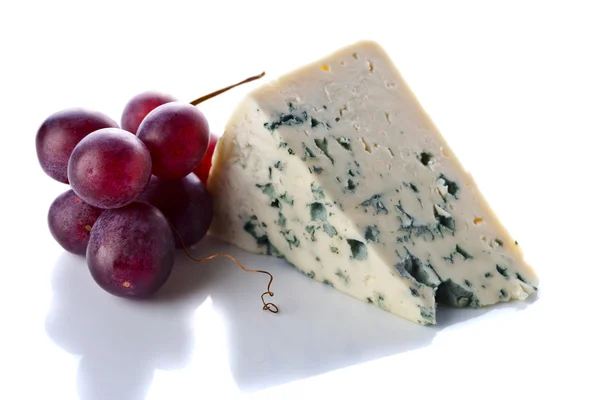 Gorgonzola a hroznovou izolovaných na bílém — Stock fotografie