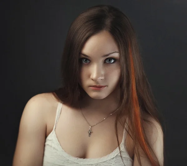 Portrait of a girl in a dark background — Stock Photo, Image