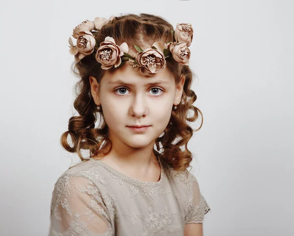 Chica con una corona en la cabeza — Foto de Stock