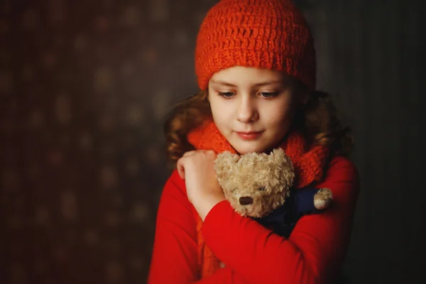 Lány kalap és sál medve — Stock Fotó