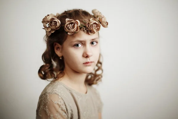 Menina com uma coroa de flores na cabeça — Fotografia de Stock