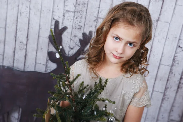 Retrato de uma menina com árvore de Natal — Fotografia de Stock