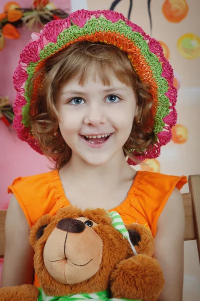 Retrato de uma menina em um chapéu — Fotografia de Stock