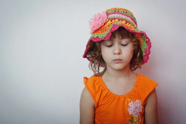 Porträt eines kleinen Mädchens mit Hut — Stockfoto