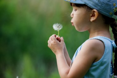 Kız bir karahindiba üfleme