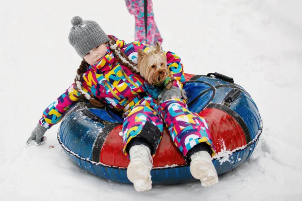 Koncepcja Zabawy Zimowej Rekreacji Wypoczynku Rozrywki Nastolatka Śniegu Ślizga Się — Zdjęcie stockowe