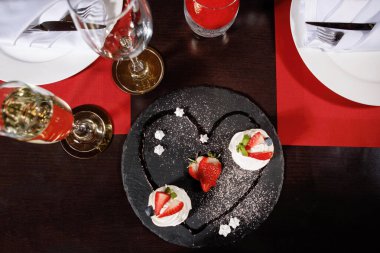 Kafede örtülü yemek masası.