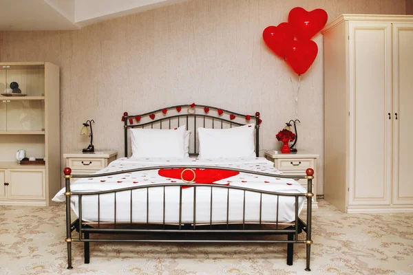 Romantischer Innenraum Bett Einem Hotelzimmer Für Verliebte Mit Rosenblättern Und — Stockfoto