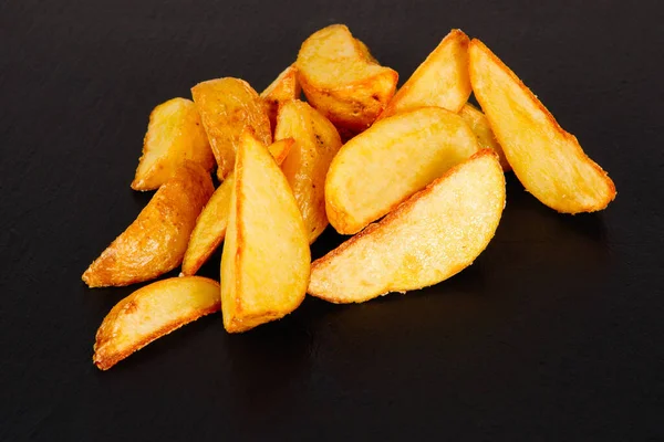 Slices Fried Potatoes Black Plate Table Cafeteria — Stock Photo, Image