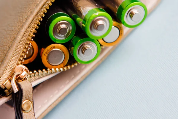 Almacenamiento Energía Pilas Alcalinas Están Cartera Las Mujeres Aplausos — Foto de Stock