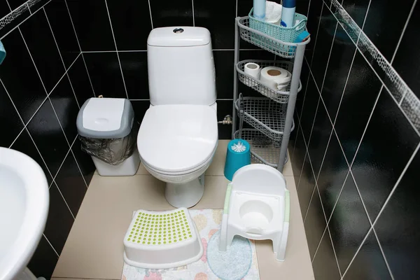 Interior Armário Com Banheiro Assento Azul Para Crianças Uma Toalha — Fotografia de Stock